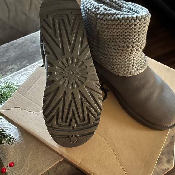 UGG women’s Shaina Boots - Picture 3 of 5